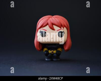 Tambov, Fédération de Russie - 10 août 2024 Black Widow Funko POP Mini Vinyl Figurine sur fond noir. Banque D'Images