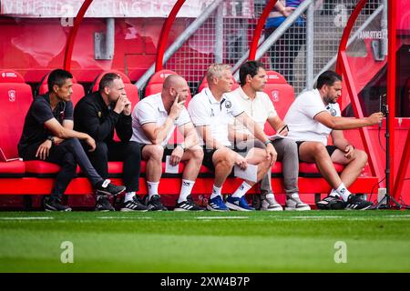 Enschede, pays-Bas. 17 août 2024. Enschede - entraîneur de gardien Frank Kooiman du Sparta Rotterdam, entraîneur-assistant Foeke Booij du Sparta Rotterdam, entraîneur-chef Jeroen Rijsdijkdu Sparta Rotterdam, entraîneur-assistant Nourdin Boukhari du Sparta Rotterdam lors du deuxième match de la saison Eredivisie 2024/2025. Le match se déroule entre le FC Twente et le Sparta Rotterdam au de Grolsch Veste le 17 août 2024 à Enschede, aux pays-Bas. (VK Sportphoto/Yannick Verhoeven) crédit : Yannick Verhoeven/Alamy Live News Banque D'Images