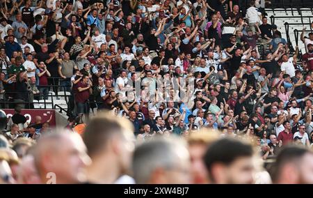 Londres, Royaume-Uni. 17 août 2024. Les fans d'Aston Villa célèbrent leur 1er but. Premier League match, West Ham Utd contre Aston Villa au stade de Londres, Queen Elizabeth Olympic Park à Londres le samedi 17 août 2024. Cette image ne peut être utilisée qu'à des fins éditoriales. Usage éditorial exclusif photo par Sandra Mailer/Andrew Orchard photographie sportive/Alamy Live News crédit : Andrew Orchard photographie sportive/Alamy Live News Banque D'Images