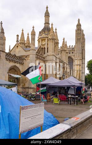 Protestation à Gaza - manifestants contre la guerre de Gaza / conflit campement avec des tentes, essayant de lever de l'aide à Gaza ; Kings College Cambridge University, Royaume-Uni Banque D'Images