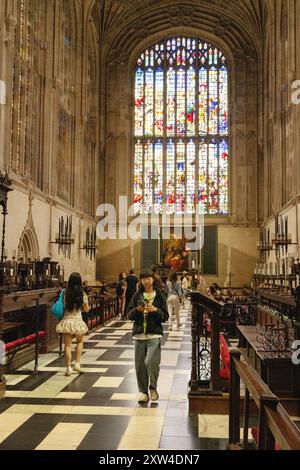 Kings College Chapel Cambridge ; touristes à l'intérieur, et le vitrail East vitrail ; Kings College Chapel Cambridge Royaume-Uni ; voyage. Banque D'Images