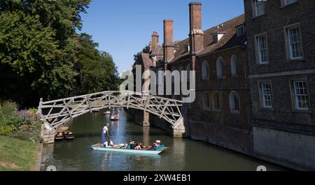 Punts passant sous le pont mathématique Queen's College Cambridge Banque D'Images