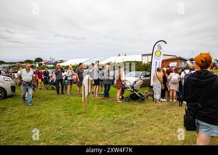 Stithians, Cornouailles, Royaume-Uni. 17 août 2024. De grandes foules assistent au West of England Great Steam Engine Rally qui se déroule jusqu'à demain soir. C'est le plus ancien et le plus grand rassemblement de machines à vapeur en Cornouailles, avec plus de 100 expositions de vapeur, foire funiculaire à l'ancienne, artisanat, stands commerciaux, voitures anciennes, véhicules de l'armée américaine, tracteurs et motos. Crédit : Keith Larby/Alamy Live News Banque D'Images