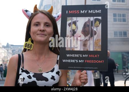 Londres, Royaume-Uni, 17 août 2024. La Marche nationale pour les droits des animaux a traversé Westminster, mettant en lumière les problèmes actuels de droits des animaux, alors qu’une grande foule de militants plaidaient pour le véganisme, la gentillesse et la compassion à étendre à toutes les espèces. Crédit : onzième heure photographie/Alamy Live News Banque D'Images