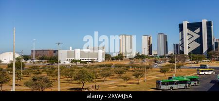 Brasilia, Brésil - 22 juillet 2024 : bâtiment de la Bibliothèque nationale et paysage urbain. Panoramique. Banque D'Images