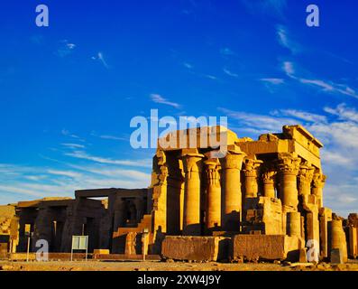 Magnifique vue sur le temple de Kom Ombo sur les rives du Nil dans le soleil brillant également connu sous le nom de Temple de Sobek et Haroeris construit au 2ème siècle av. J.-C. par Ptolémée pharoahs à Kom Ombo, près d'Assouan, Egypte Banque D'Images