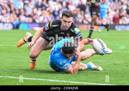 Matt Whitley de tous Helens est attaqué juste avant la ligne d'essai par Jai Field de Wigan Warriors et forçant un coup sur le coup lors du Magic Weekend match Wigan Warriors vs St Helens à Elland Road, Leeds, Royaume-Uni, 17 août 2024 (photo de Craig Thomas/News images) dans, le 17/08/2024. (Photo de Craig Thomas/News images/SIPA USA) crédit : SIPA USA/Alamy Live News Banque D'Images