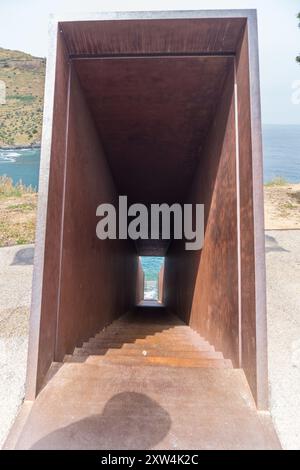 « Passages », 1990-94, de Dani Karavan, 1930-2021, mémorial à Walter Benjamin, philosophe, 1892-1940, Portbou, province de Gérone, Catalogne, Espagne Banque D'Images