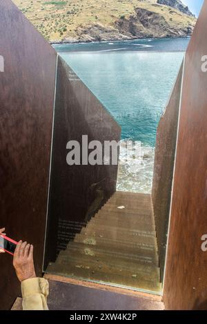 « Passages », 1990-94, de Dani Karavan, 1930-2021, mémorial à Walter Benjamin, philosophe, 1892-1940, Portbou, province de Gérone, Catalogne, Espagne Banque D'Images