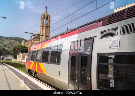 SNCF TER Regional Bombardier AGC Z 27500 train électrique à unités multiples bi-tension de classe Z à la gare de Portbou, Espagne, église Santa Maria Banque D'Images