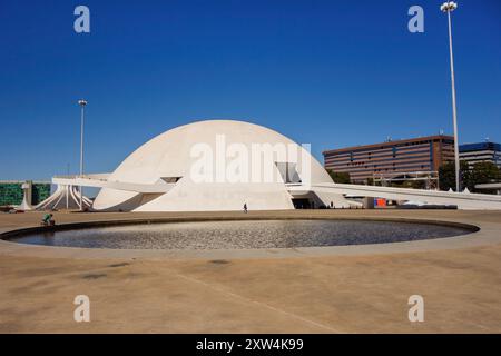 Brasilia, Brésil - 22 juillet 2024 : Musée national de la République et fontaine d'eau. Banque D'Images