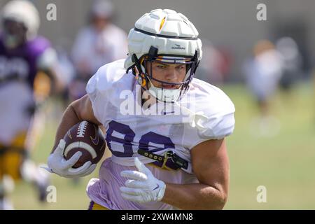 17 août 2024 : Mason Taylor (86 ans) cherche une salle de course après une prise pendant le camp de football d'automne au centre d'entraînement LSU Charles McClendon à Baton Rouge, LOUISIANE. Jonathan Mailhes/CSM (image crédit : © Jonathan Mailhes/Cal Sport Media) Banque D'Images