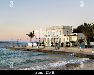 Île de Spetses, Grèce. Bâtiments néoclassiques en bord de mer, vieille ville historique, au coucher du soleil Banque D'Images