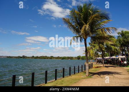 Brasilia, Brésil - 22 juillet 2024 : frontière avec restaurants au lac Paranoa. Banque D'Images