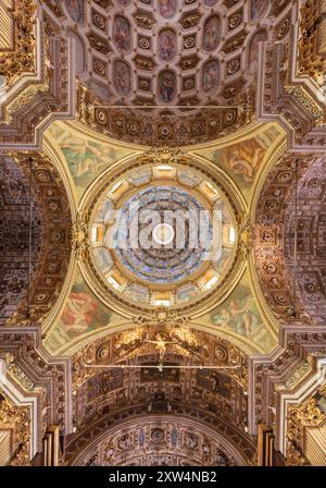 MILAN, ITALIE - 5 MARS 2024 : fresque baroque de quatre évangélistes de la coupole de l'église Chiesa di San Vittore al Corpo par Guglielmo Caccia, et Dani Banque D'Images