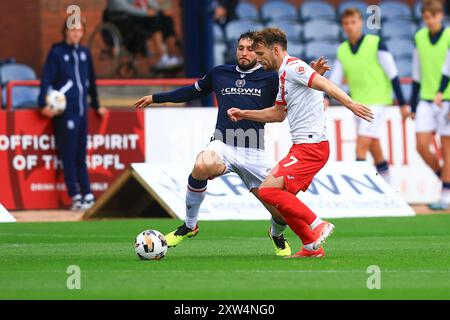 Dens Park, Dundee, Royaume-Uni. 17 août 2024. Scottish premier Sports Cup Football, Dundee versus Airdrieonians ; Ben Wilson des Airdrieonians est attaqué par Antonio Portales de Dundee Credit : action plus Sports/Alamy Live News Banque D'Images