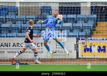 Dens Park, Dundee, Royaume-Uni. 17 août 2024. Scottish premier Sports Cup Football, Dundee contre Airdrieonians ; le gardien de but de Dundee Trevor Carson fait un crédit de capture d'une main : action plus Sports/Alamy Live News Banque D'Images