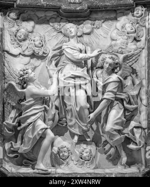 MILAN, ITALIE - 5 MARS 2024 : sculpture en marbre de l'église de l'Assomption Chiesa di San Vittore al Corpo de Giuseppe Vismara (1633 – 1703). Banque D'Images