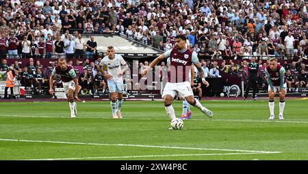 Londres, Royaume-Uni. 17 août 2024. Lucas Paqueta de West Ham Utd marque son équipe 1er but à partir du point de penalty pour égaliser à 1-1. Premier League match, West Ham Utd contre Aston Villa au stade de Londres, Queen Elizabeth Olympic Park à Londres le samedi 17 août 2024. Cette image ne peut être utilisée qu'à des fins éditoriales. Usage éditorial exclusif photo par Sandra Mailer/Andrew Orchard photographie sportive/Alamy Live News crédit : Andrew Orchard photographie sportive/Alamy Live News Banque D'Images