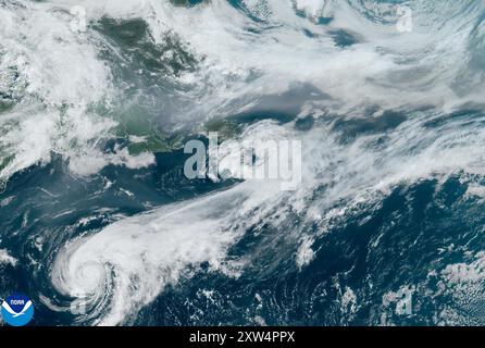 Côte est, États-Unis. 17 août 2024. Ernesto porte un coup dur aux Bermudes et accroît le danger côtier pour une grande partie de la côte est des États-Unis après qu'il a battu Porto Rico et les îles Vierges, laissant des centaines de milliers de personnes sans électricité. L'ouragan a touché terre sur les Bermudes tôt samedi en tant que tempête de catégorie 1, avec des vitesses de vent soutenues de 85 mph et des rafales à 105 mph, selon la mise à jour de 5 heures du matin et du National Hurricane Center. Un avertissement d'ouragan est en vigueur pour l'île. (Crédit image : © NOAA/ZUMA Press Wire) USAGE ÉDITORIAL SEULEMENT! Non destiné au commerce U Banque D'Images
