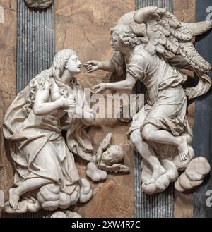 MILAN, ITALIE - 5 MARS 2024 : le groupe sculptural communion mystique de réunie Marie-Madeleine dans l'église Chiesa di Santa Maria alla Porta Banque D'Images