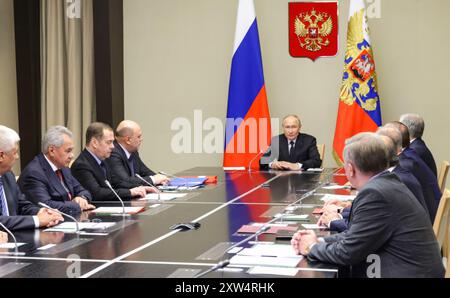 Novo-Ogaryovo, Russie. 16 août 2024. Le président russe Vladimir Poutine, à droite, préside une réunion des membres permanents du Conseil de sécurité pour discuter de l’incursion militaire ukrainienne en cours à la résidence présidentielle, le 16 août 2024, à Novo-Ogaryovo, dans l’oblast de Moscou, Russie. Crédit : Aleksey Babushkin/Kremlin Pool/Alamy Live News Banque D'Images