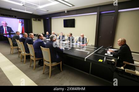 Novo-Ogaryovo, Russie. 16 août 2024. Le président russe Vladimir Poutine, à droite, préside une réunion des membres permanents du Conseil de sécurité pour discuter de l’incursion militaire ukrainienne en cours à la résidence présidentielle, le 16 août 2024, à Novo-Ogaryovo, dans l’oblast de Moscou, Russie. Crédit : Gavriil Grigorov/Kremlin Pool/Alamy Live News Banque D'Images
