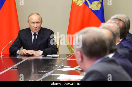 Novo-Ogaryovo, Russie. 16 août 2024. Le président russe Vladimir Poutine, à droite, préside une réunion des membres permanents du Conseil de sécurité pour discuter de l’incursion militaire ukrainienne en cours à la résidence présidentielle, le 16 août 2024, à Novo-Ogaryovo, dans l’oblast de Moscou, Russie. Crédit : Aleksey Babushkin/Kremlin Pool/Alamy Live News Banque D'Images