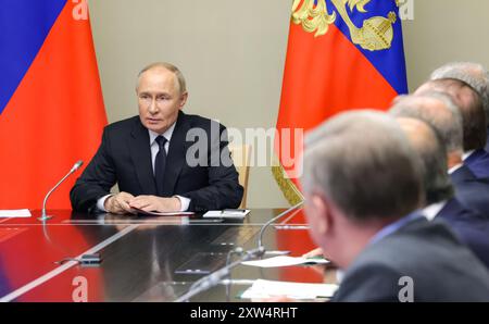 Novo-Ogaryovo, Russie. 16 août 2024. Le président russe Vladimir Poutine, à droite, préside une réunion des membres permanents du Conseil de sécurité pour discuter de l’incursion militaire ukrainienne en cours à la résidence présidentielle, le 16 août 2024, à Novo-Ogaryovo, dans l’oblast de Moscou, Russie. Crédit : Aleksey Babushkin/Kremlin Pool/Alamy Live News Banque D'Images