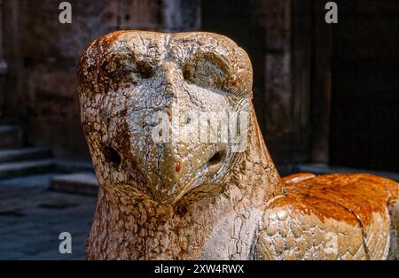 Les sculptures de griffons sculptés en marbre se situent devant l'entrée du Doumo de Ferrare. Italie, Europe Banque D'Images