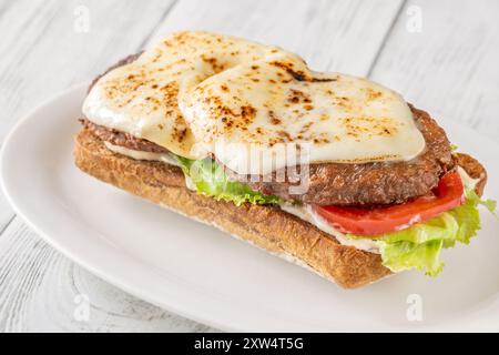 Sandwich ciabatta avec galettes de bœuf et mozzarella Banque D'Images
