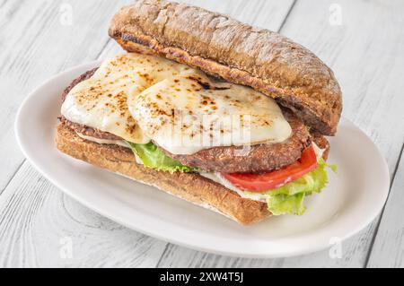 Sandwich ciabatta avec galettes de bœuf et mozzarella Banque D'Images