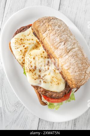 Sandwich ciabatta avec galettes de bœuf et mozzarella Banque D'Images