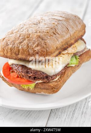 Sandwich ciabatta avec galettes de bœuf et mozzarella Banque D'Images