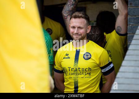 Farnborough, Royaume-Uni. 17 août 2024. Josh Casey du Farnborough FC se prépare à monter sur le terrain pour le match de la Ligue nationale Vanarama Sud entre Farnborough et Torquay United au Saunders transport Community Stadium. Crédit : Dave Vokes/Alamy Live News Banque D'Images