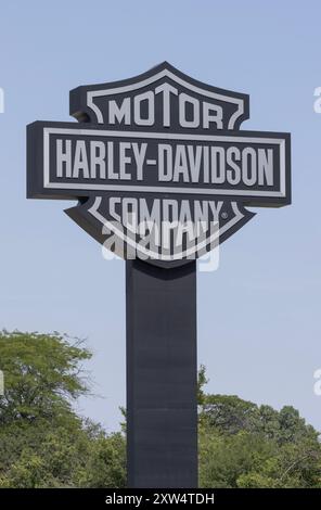 Wauwatosa - 14 août 2024 : Harley Davidson signe au Centre de développement de produits. Harley Davidson est le premier fabricant de légendaire motorcyc Banque D'Images