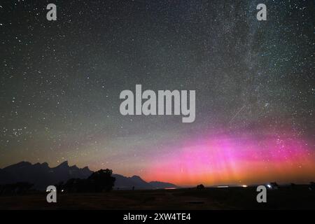 Airglow et les aurores boréales brillent au-dessus des Tétons avec la galaxie de la voie lactée et les étoiles. Parc national de Grand Teton, Wyoming Banque D'Images