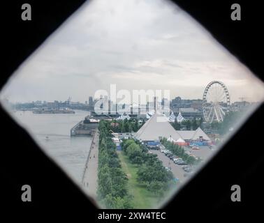 le vieux port de montréal canada vu d'en haut à travers une fenêtre un jour couvert. Banque D'Images