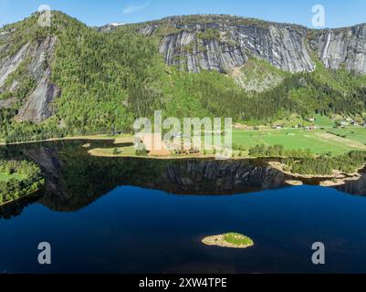 Vue aérienne de la rivière Otra au village Valle, reflets de cascade et de montagnes escarpées dans la rivière calme, vallée de Setesdal, Norvège Banque D'Images