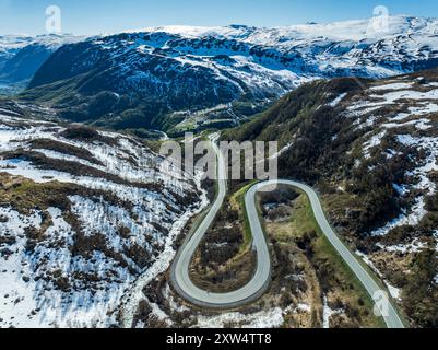 Vue aérienne de la route de montagne au-dessus de la Haukelifjell, serpentant jusqu'à Roeldal, début du printemps, Norvège Banque D'Images