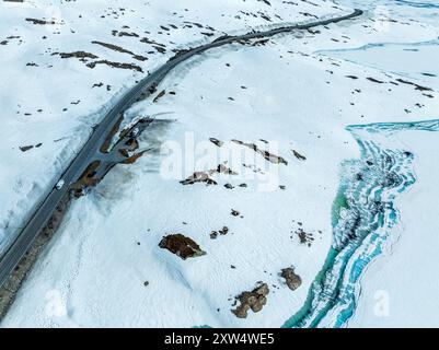 Vue aérienne du paysage de haute montagne enneigé, route Haukelivegen, E134, aires de repos, glace bleue fondante sur les lacs, Norvège Banque D'Images