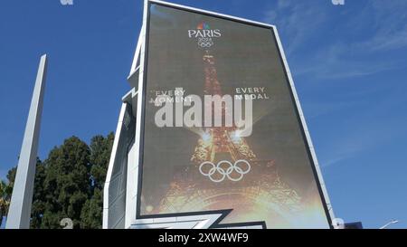 Los Angeles, Californie, USA 11 août 2024 Tour Eiffel sur Paris Olympics Billboard le jour des cérémonies de clôture le 11 août 2024 à Los Angeles, Californie, USA. Photo de Barry King/Alamy Stock photo Banque D'Images