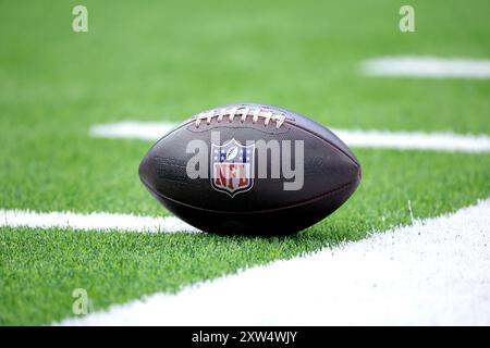 Houston, Texas, États-Unis. 17 août 2024. Un plan détaillé d'un ballon de match reposant sur le terrain avant le match entre les Texans de Houston et les Giants de New York au NRG Stadium de Houston, Texas, le 17 août 2024. (Crédit image : © Erik Williams/ZUMA Press Wire) USAGE ÉDITORIAL SEULEMENT! Non destiné à UN USAGE commercial ! Banque D'Images