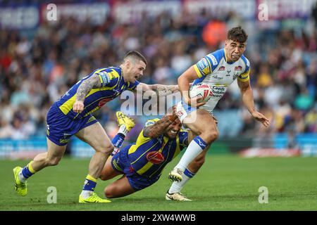 Leeds, Royaume-Uni. 17 août 2024. Jack Sinfield de Leeds Rhinos est affronté par Paul Vaughan de Warrington Wolves lors du Magic Weekend match Warrington Wolves vs Leeds Rhinos à Elland Road, Leeds, Royaume-Uni, le 17 août 2024 (photo par Mark Cosgrove/News images) à Leeds, Royaume-Uni le 17/08/2024. (Photo de Mark Cosgrove/News images/SIPA USA) crédit : SIPA USA/Alamy Live News Banque D'Images