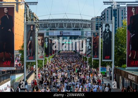 Londres, Royaume-Uni. 17 août 2024. Les fans de Taylor Swift ('Swifties') arrivent devant le stade de Wembley avant la troisième nuit des concerts de Taylor Swift's Eras Tour en août. Taylor Swift a joué pendant trois nuits en juin et joue cinq autres soirées qui ont commencé le 15 août. La sécurité aurait été renforcée suite à l’annulation des concerts du chanteur à Vienne en raison de menaces terroristes présumées. Credit : Stephen Chung / Alamy Live News Banque D'Images