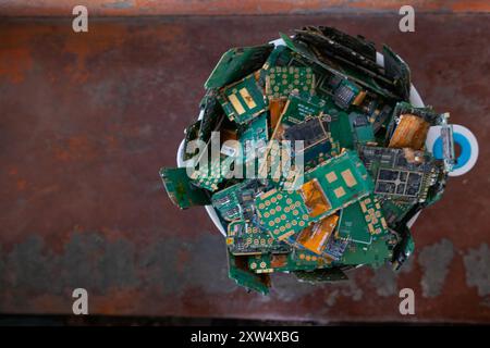 pile de déchets électroniques sur le plancher de l'usine est la carte de circuit imprimé du téléphone portable attendant d'être traité extrait de l'or pour séparer le métal précieux de electr Banque D'Images