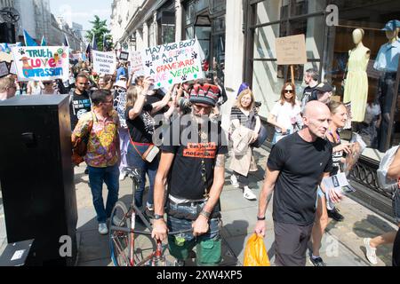 la marche des droits des animaux attire les végétaliens passionnés anti-vivisectionistes aux côtés des saboteurs de chasse démontrant la colère qu'ils ressentent Banque D'Images