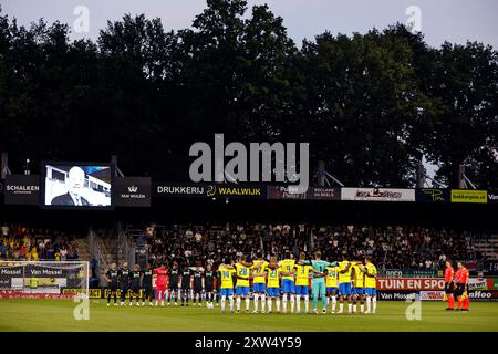 WAALWIJK - (LR) une minute de silence pour Jan Verhulst, membre honoraire du RKC Waalwijk, décédé lors du match Néerlandais Eredivisie opposant le RKC Waalwijk au FC Groningen au stade Mandemakers le 17 août 2024 à Waalwijk, pays-Bas. MAURICE VAN STEEN Banque D'Images