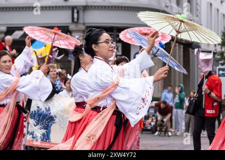 Parade annuelle du carnaval de Belfast Mela - dames avec la Société japonaise d'Irlande du Nord portant une robe traditionnelle. Belfast, Royaume-Uni - 17 août 2024. Banque D'Images