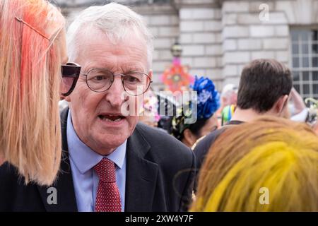 Hilary Benn, secrétaire d'État pour l'Irlande du Nord, accueille les participants à Belfast Mela, dans l'enceinte de l'hôtel de ville. Belfast, Royaume-Uni - 17 août 2024. Banque D'Images